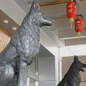 忠実な犬-會社の正門を鎮守する犬の銅像